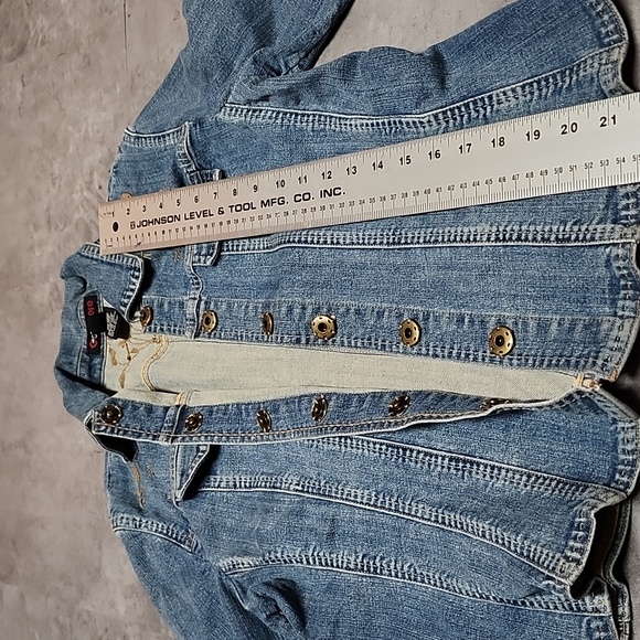 Option Elle Medium-Wash Jean Jacket | Classic Fit, Contrast Stitching | Medium - Picture 8 of 15